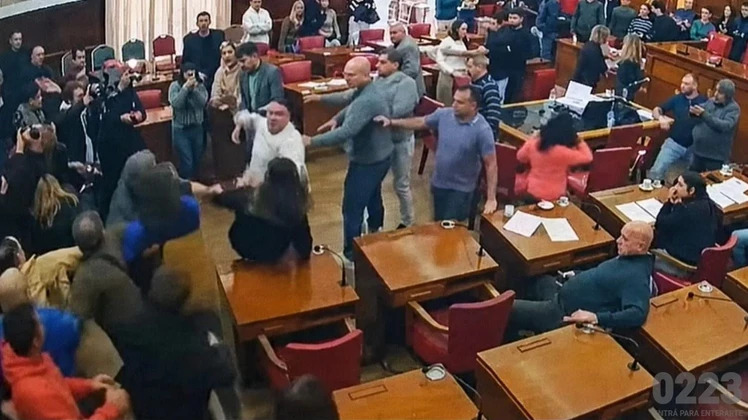 Piñas en el Honorable Concejo Deliberante de Mar del Plata